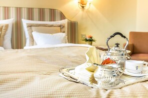 Hypo-allergenic bedding, in-room safe, desk, cots/infant beds - Romantik Hotel zur Post (Fuerstenfeldbruck)