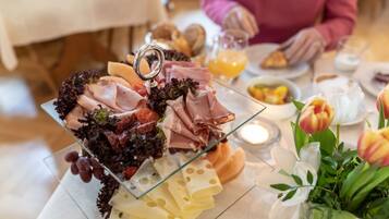 Free daily buffet breakfast