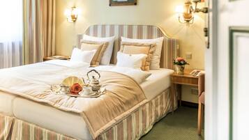 Hypo-allergenic bedding, in-room safe, desk, cribs/infant beds