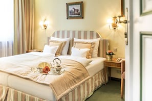 Literie hypoallergénique, coffres-forts dans les chambres, bureau