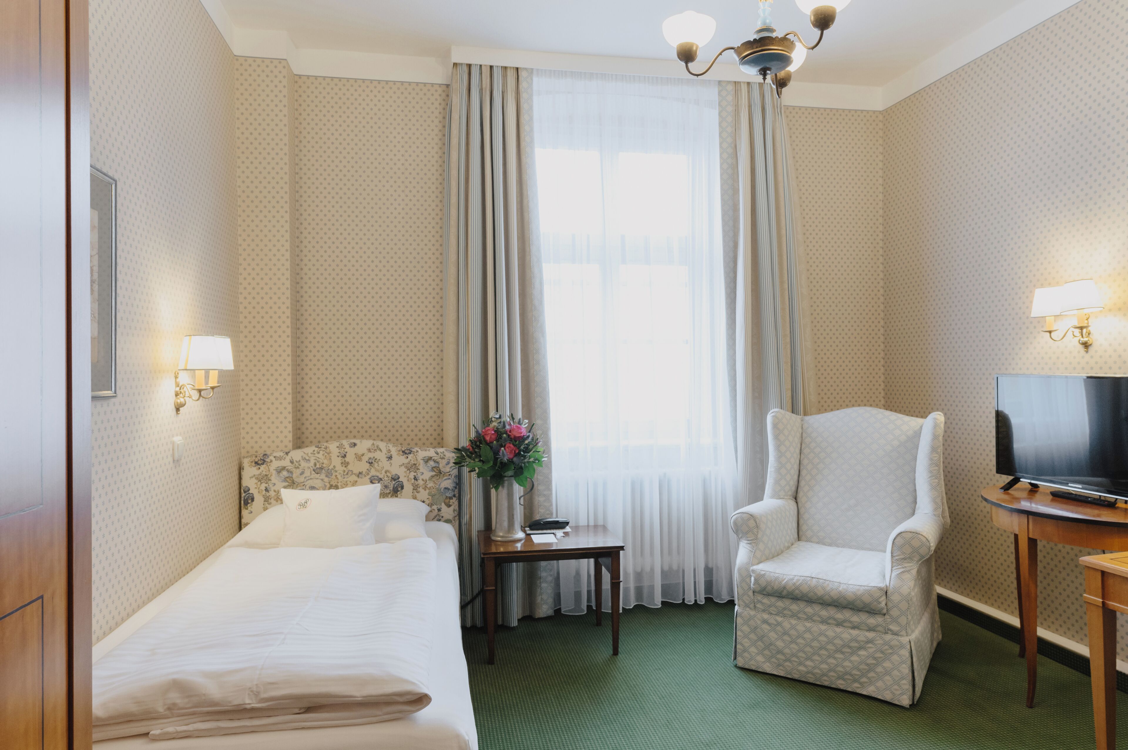 business single room | hypo-allergenic bedding, in-room safe, desk, cots/infant beds