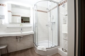 Amenidades de baño gratuitas, secadora de cabello, toallas