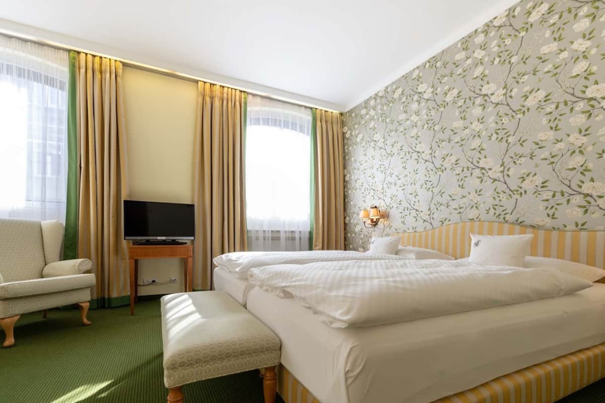 hypo-allergenic bedding, in-room safe, desk, cots/infant beds