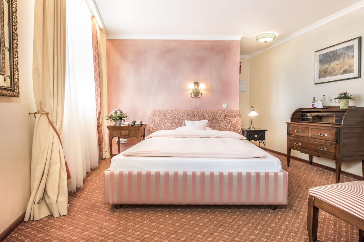Single Room (grand lit) | Hypo-allergenic bedding available, in-room safe, desk, cribs (surcharge)