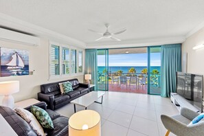 Flat-screen TV, DVD player - Alexandra on the Pacific (Alexandra Headland)