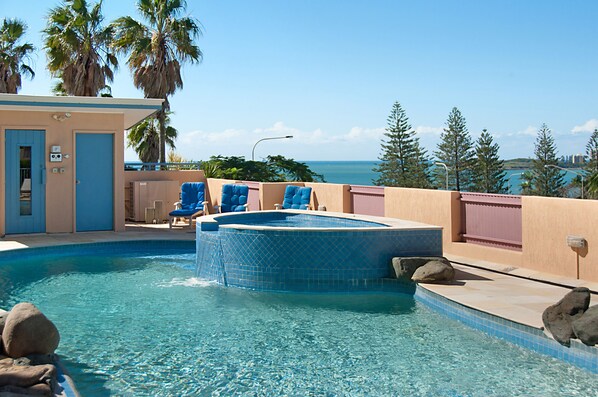 Outdoor pool, pool loungers - Alexandra on the Pacific (Alexandra Headland)