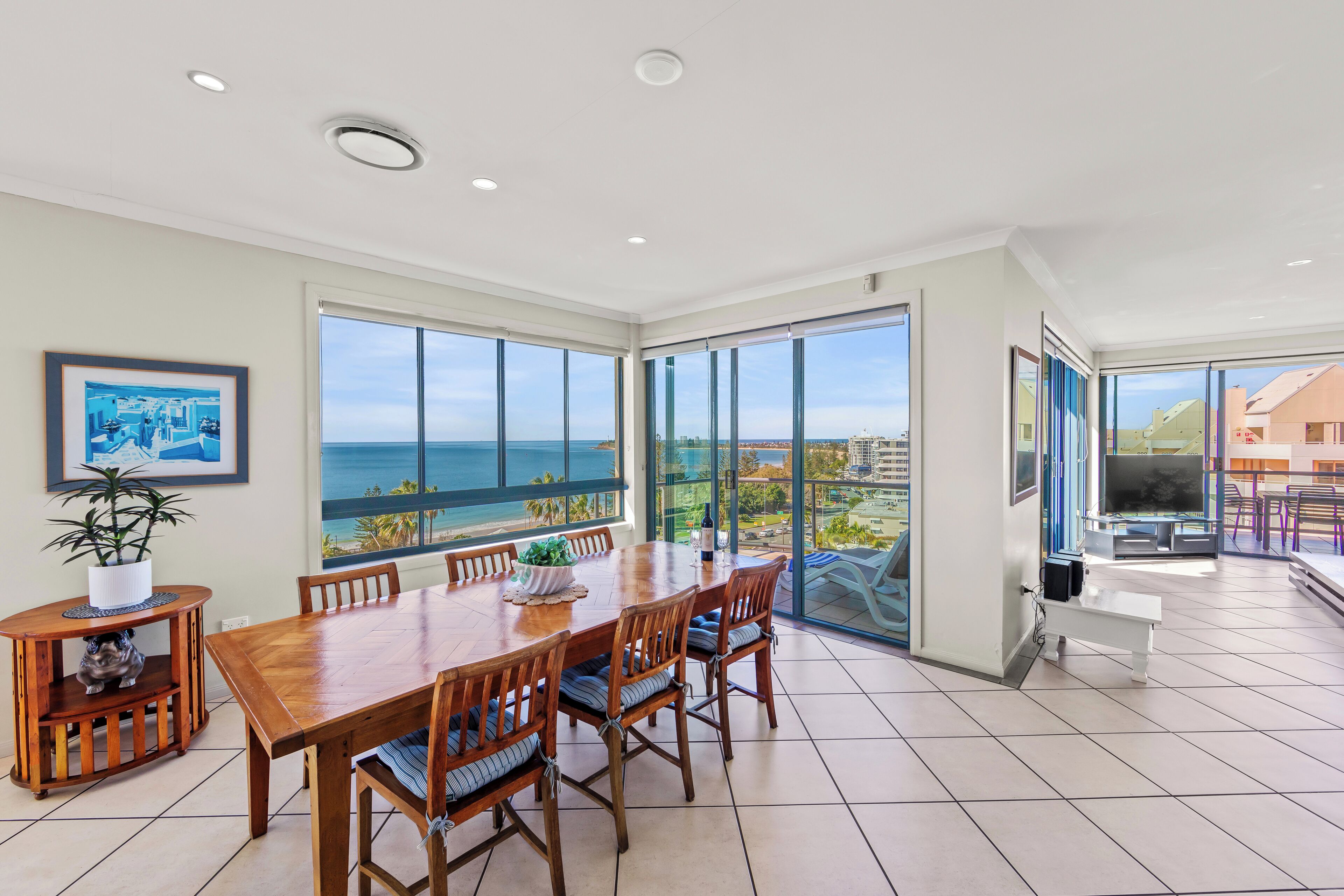 3 Bedrooms Luxury Apartment | In-room dining