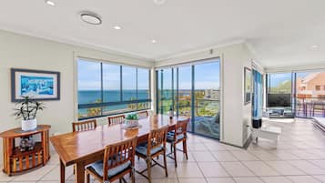 3 Bedrooms Luxury Apartment | In-room dining