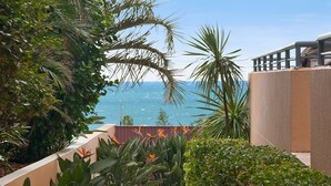 A view of a balcony with a railing, overlooking a body of water and a clear sky. - Alexandra on the Pacific (Alexandra Headland)