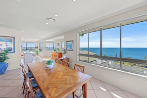 3 Bedrooms Luxury Apartment | In-room dining