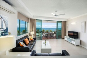 平板电视、DVD 播放器