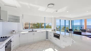 Refrigerador con freezer, microondas, placa de cocina, lavavajillas