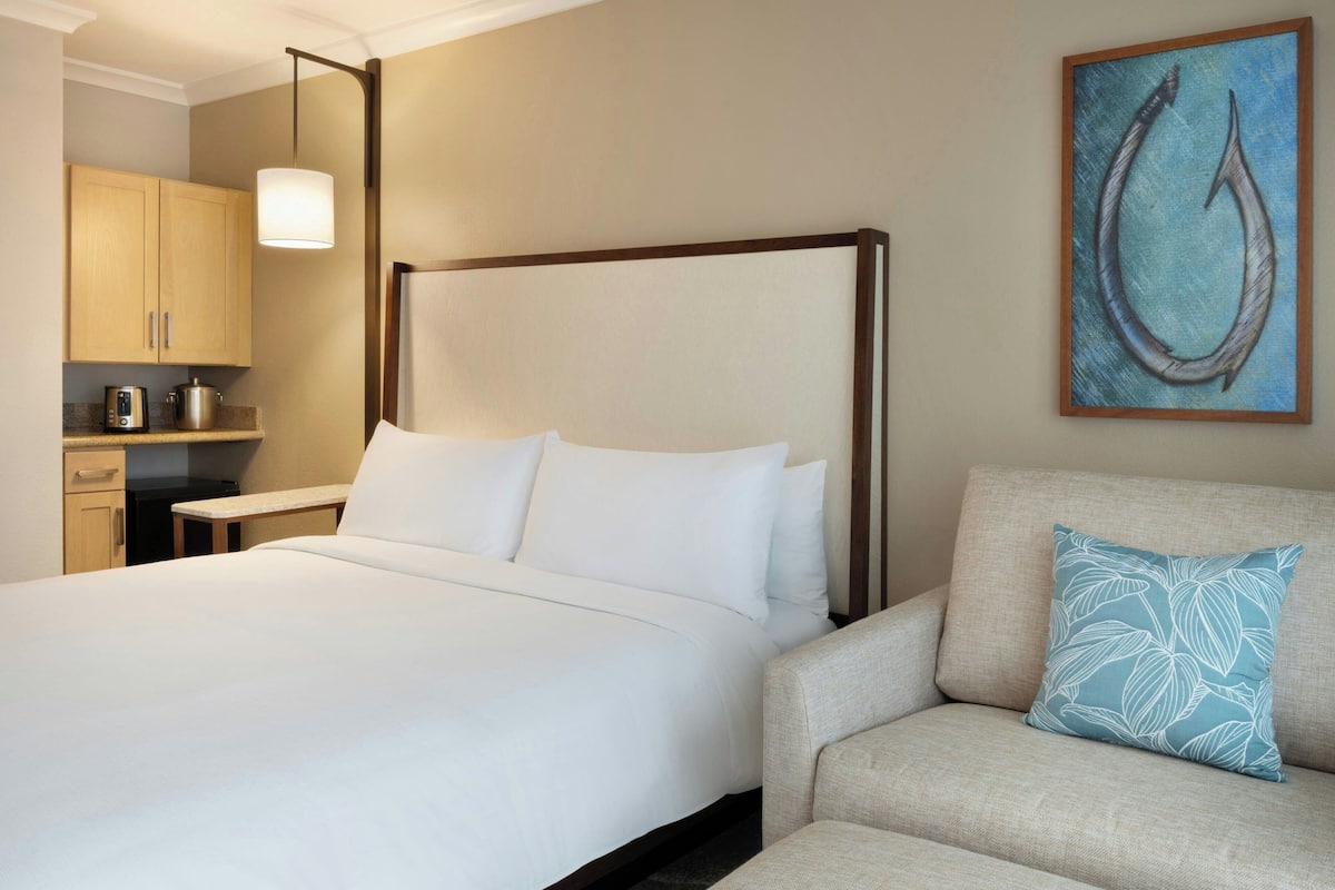 Room, 1 Queen Bed, Garden View (Tower, Lanai) | In-room safe, iron/ironing board, free WiFi, bed sheets