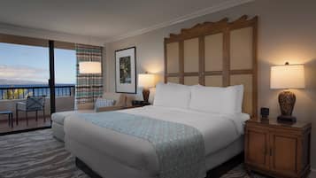 Caja de seguridad en la habitación y tabla de planchar con plancha