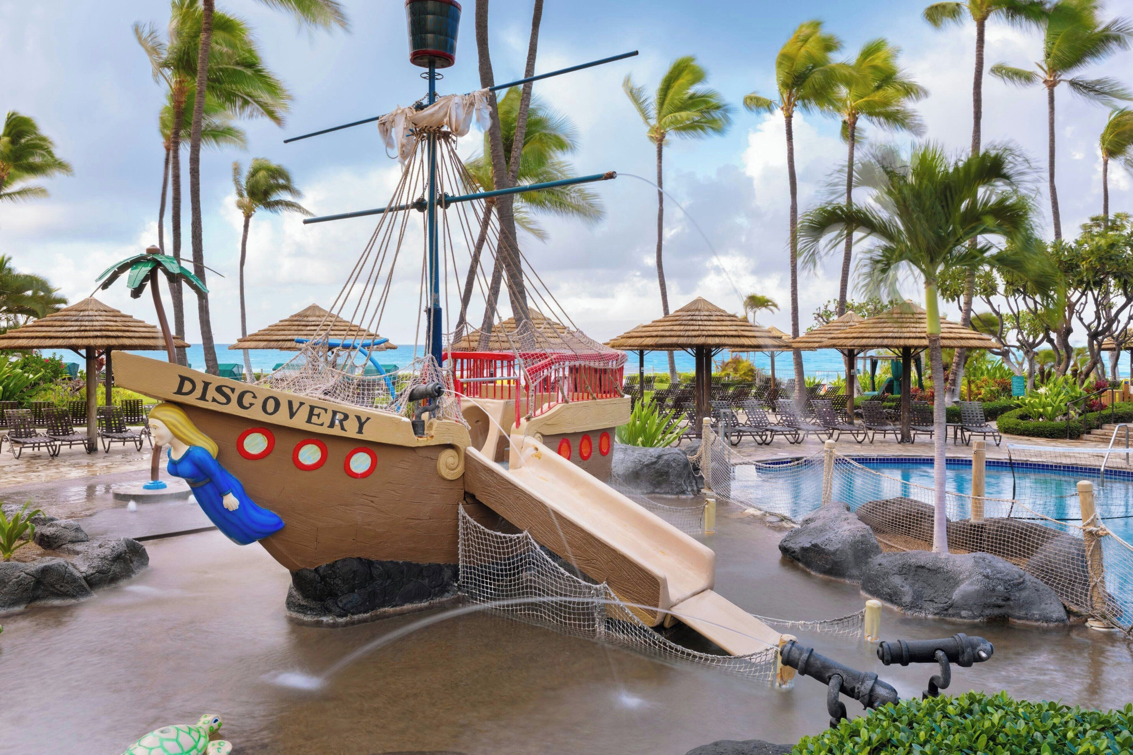 3 buitenzwembaden, zwembadcabana's (toeslag) en ligstoelen