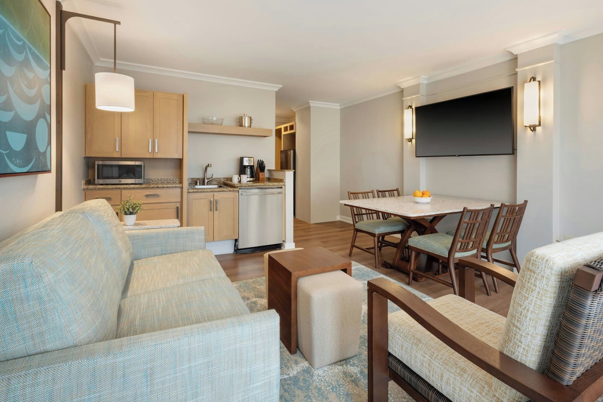 Suite, 1 Bedroom, Garden View (Tower, Lanai) | In-room safe, iron/ironing board, free WiFi, bed sheets