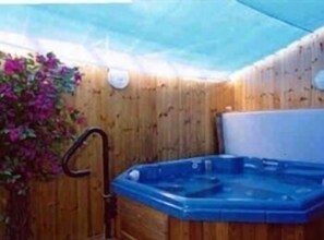 Bañera de hidromasaje cubierta