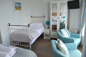 Phòng Suite, có phòng tắm riêng, quang cảnh biển (Double Occupancy)