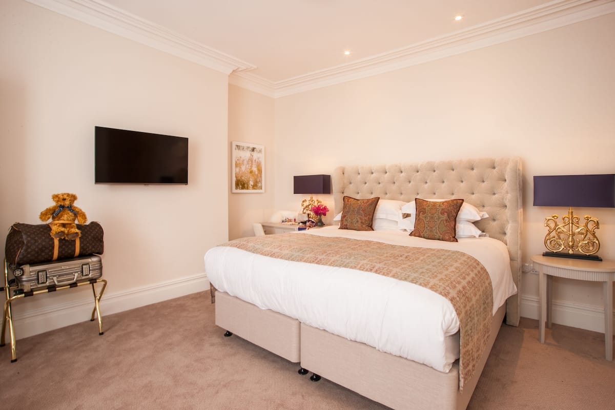 1 bedroom, premium bedding, in-room safe, desk