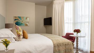 Chambre luxueuse double, vue sur la mer | Literie de qualité, coffre-fort, bureau, fer et planche à repasser