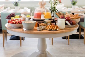 Daily buffet breakfast for a fee