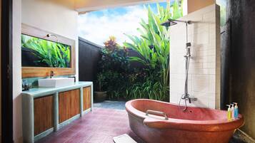 Presidential Villa (3BR) | Bathroom | Shower, free toiletries, hair dryer, slippers