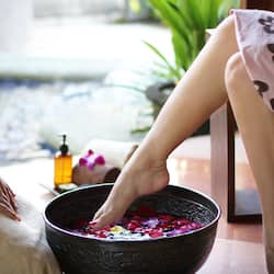 Couples treatment rooms, hot tub, body treatments, hydrotherapy