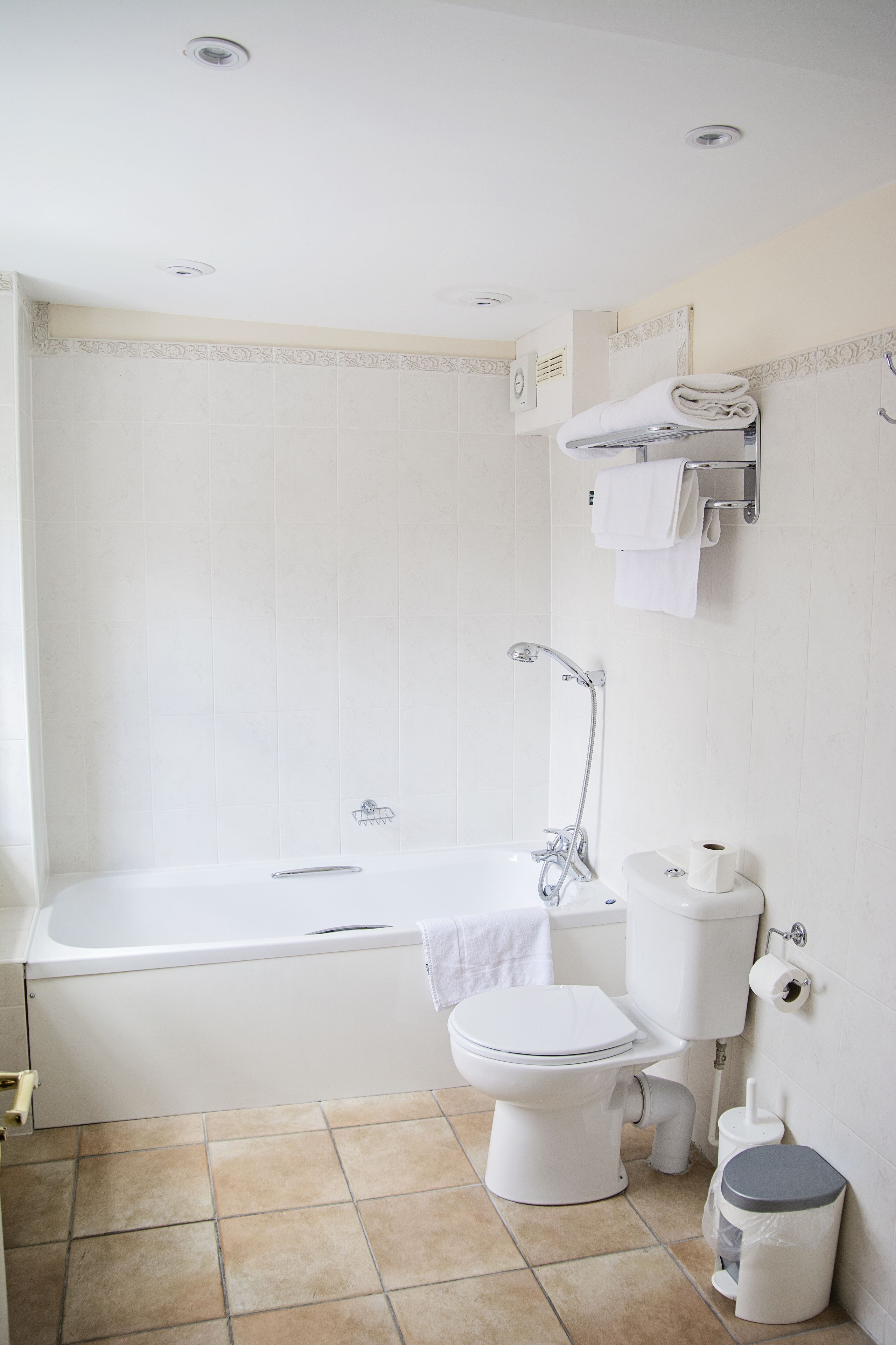 Un bagno con vasca, water e lavandino.