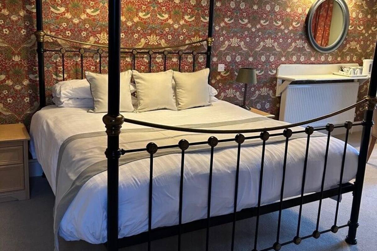 Four Poster King Room | In-room safe, desk, WiFi (free), individually decorated