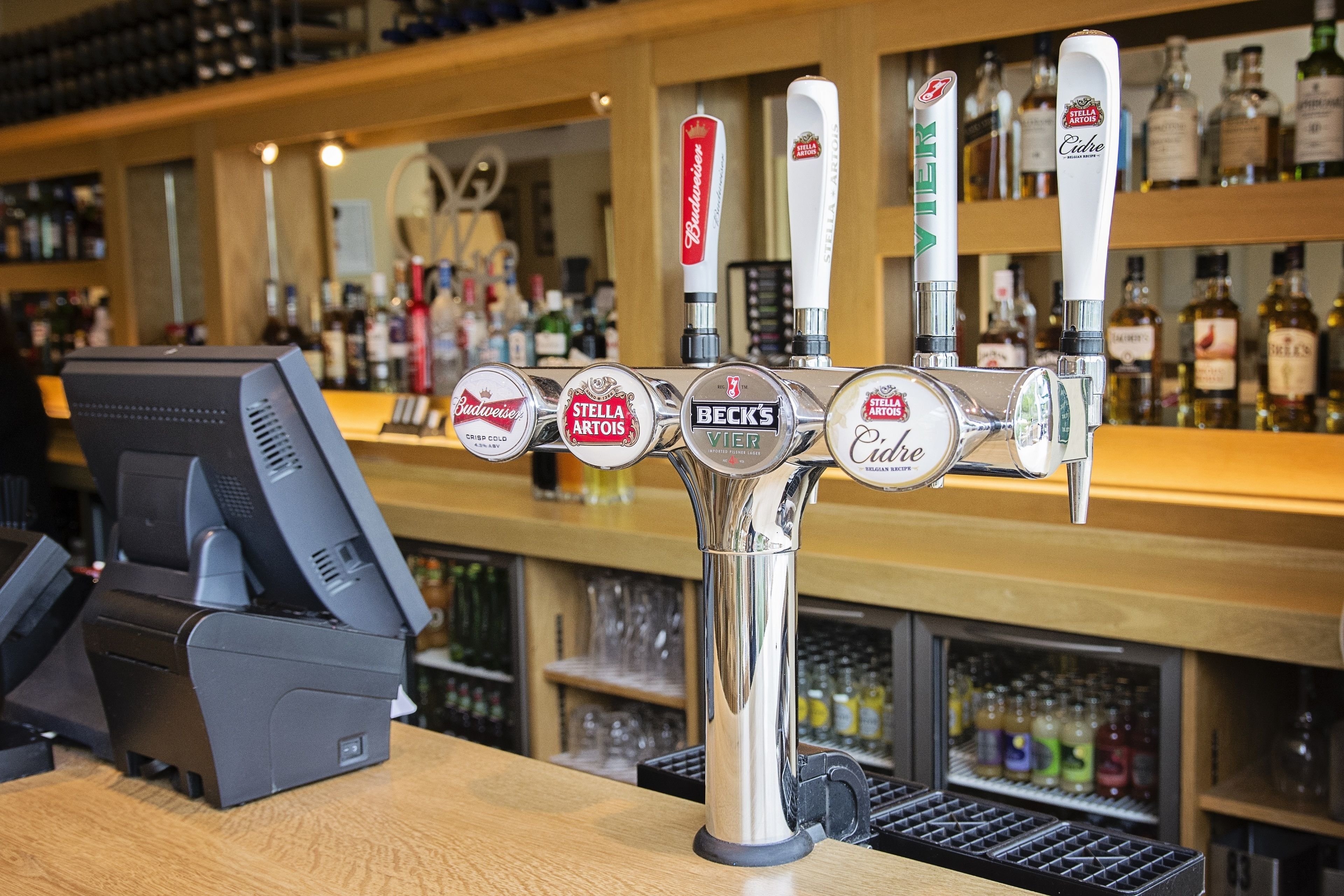 Un bar proposant un large choix de bières à la pression, notamment des marques comme Budweiser, Stella Artois et Beck's.