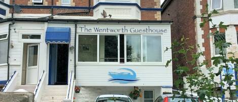 Vista frontal de la propiedad