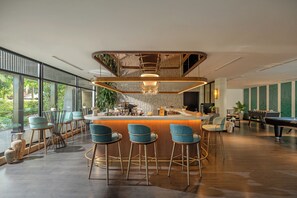 2 restaurantes, se sirve desayuno 