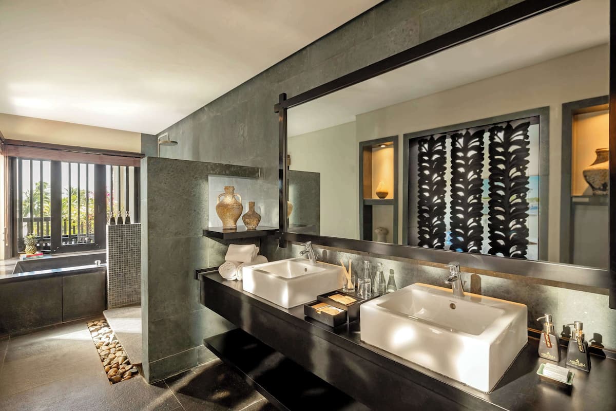separate bathtub and shower, deep-soaking bathtub, free toiletries