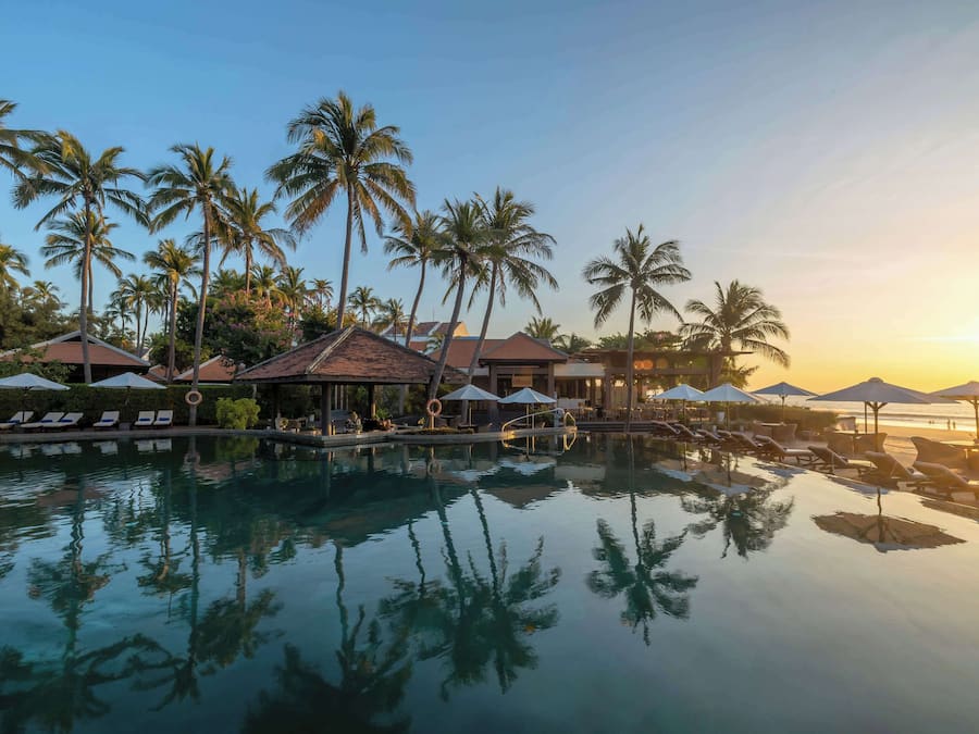 Kolam renang terbuka, payung kolam, kerusi lepak pantai