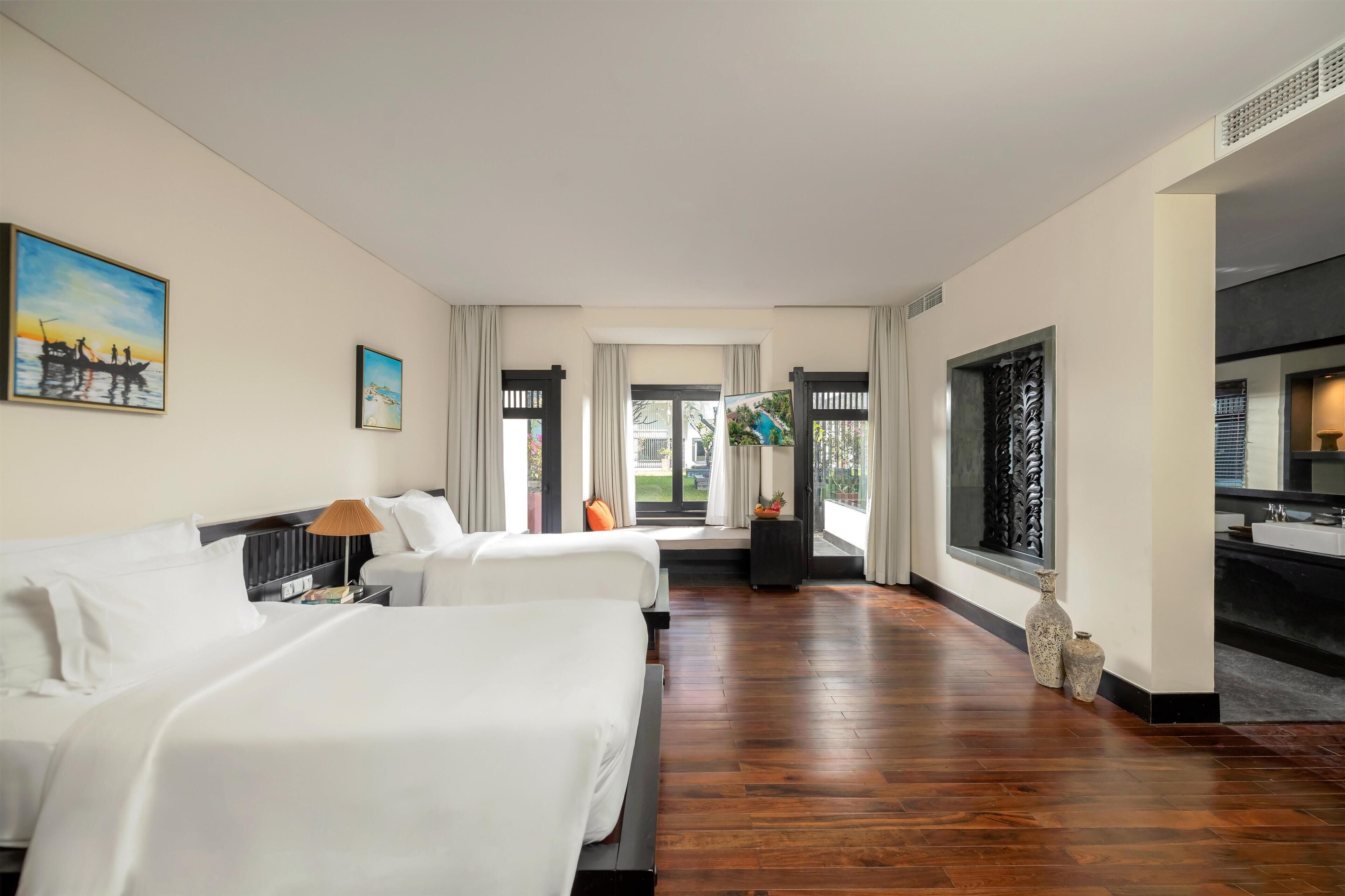 Minibar, caja de seguridad en la habitación y escritorio 