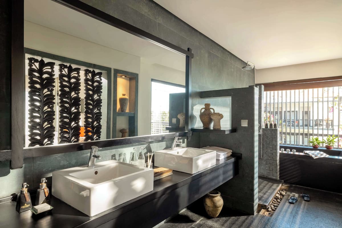 Separate bathtub and shower, deep-soaking bathtub, free toiletries