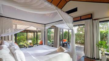 Villa, 1 chambre, piscine privée, en front de plage | Minibar, coffres-forts dans les chambres, bureau, rideaux occultants