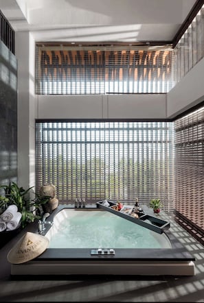 Suite, 2 Schlafzimmer | Badezimmer | Badewanne und Dusche (separat), Komfortbadewanne
