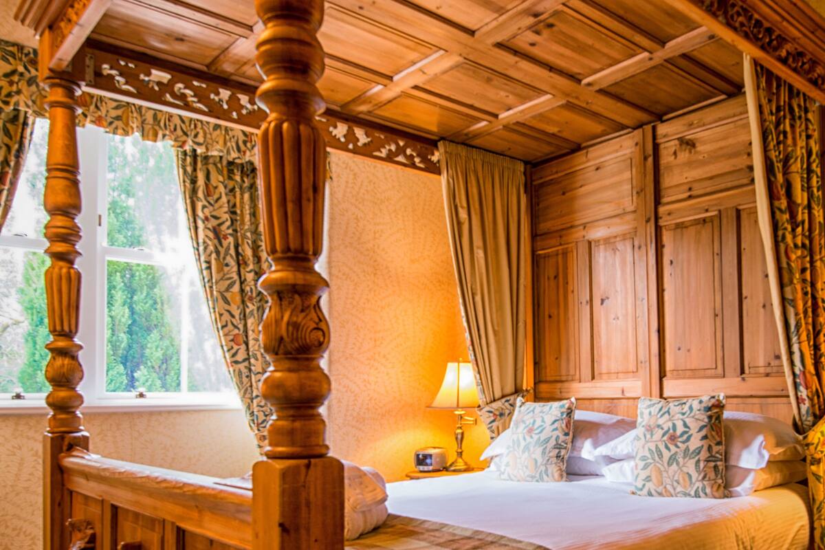 Four Poster Bedroom | Premium bedding, iron/ironing board (on request), WiFi (free)