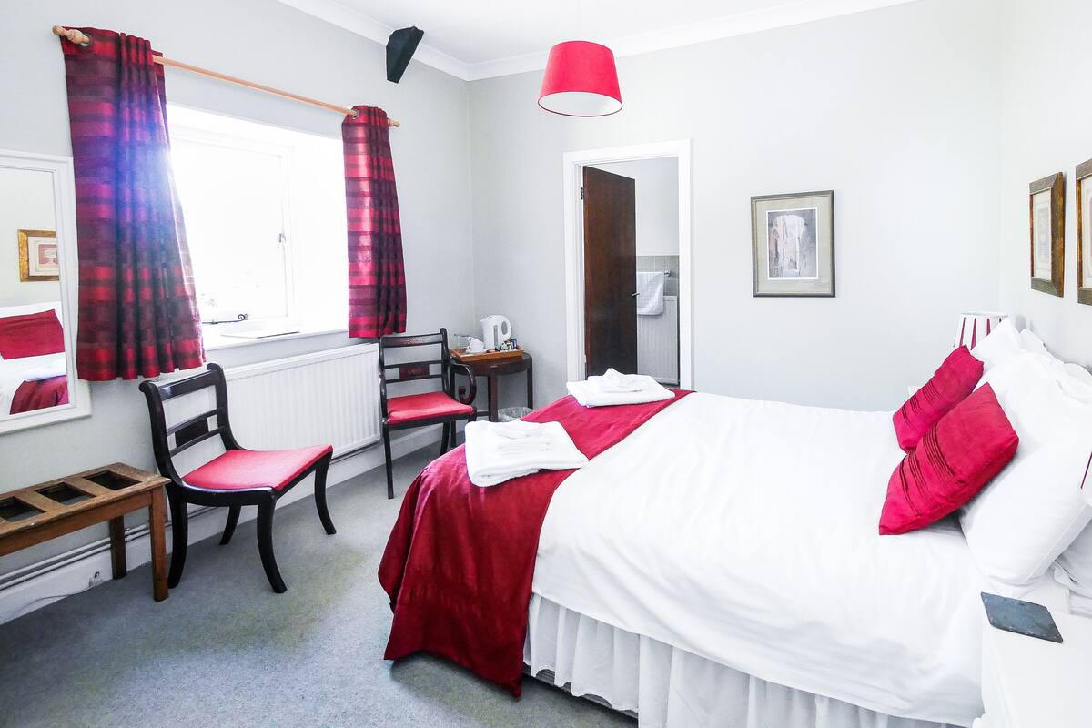 Minibar, free WiFi, bed sheets