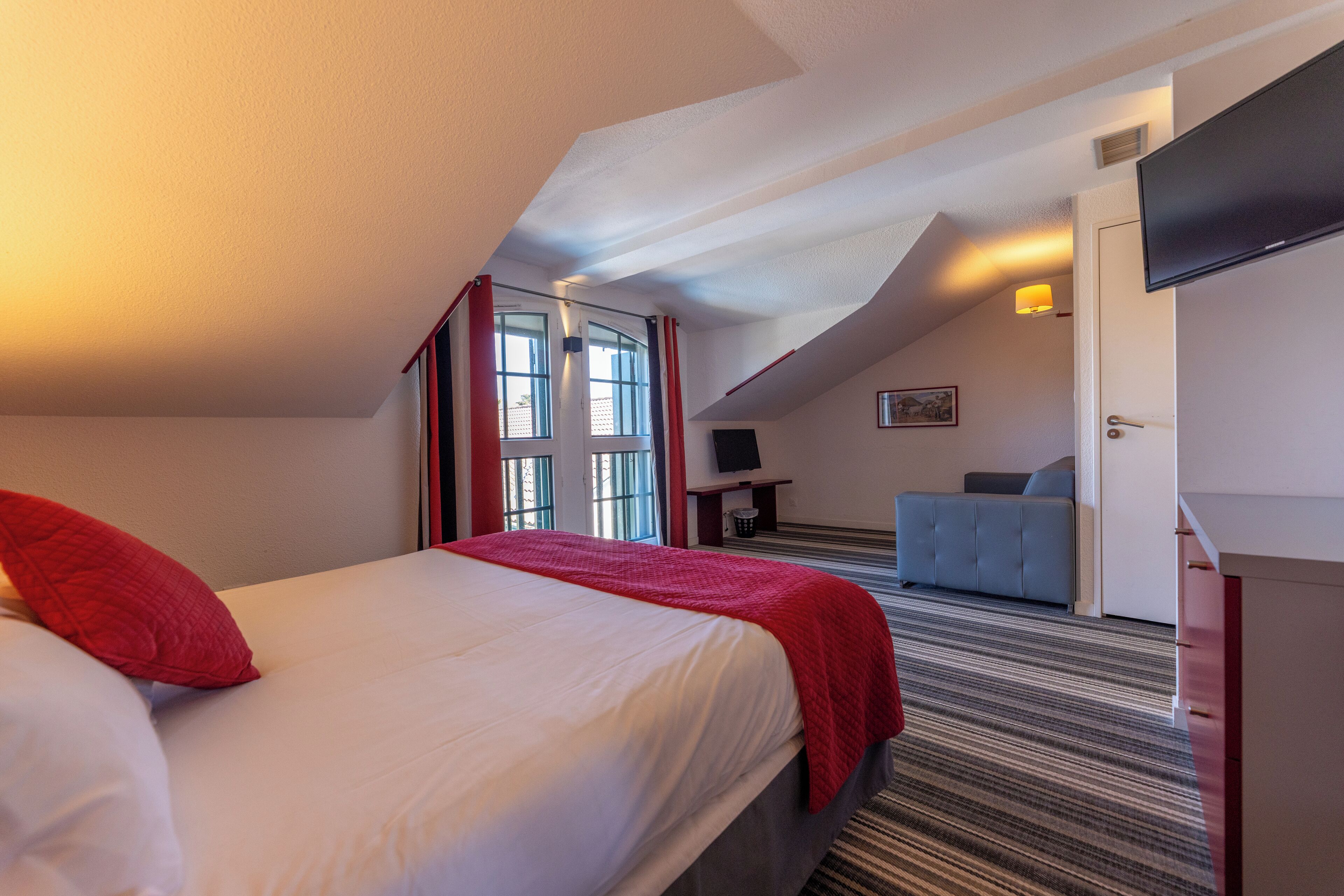 family room, 1 double bed with sofa bed (classic) | down duvets, in-room safe, desk, laptop workspace