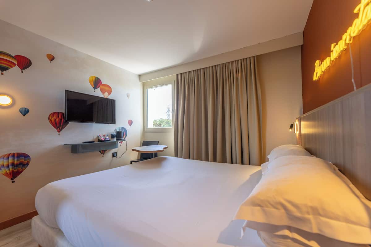 classic room, 1 double bed | down duvets, in-room safe, desk, laptop workspace