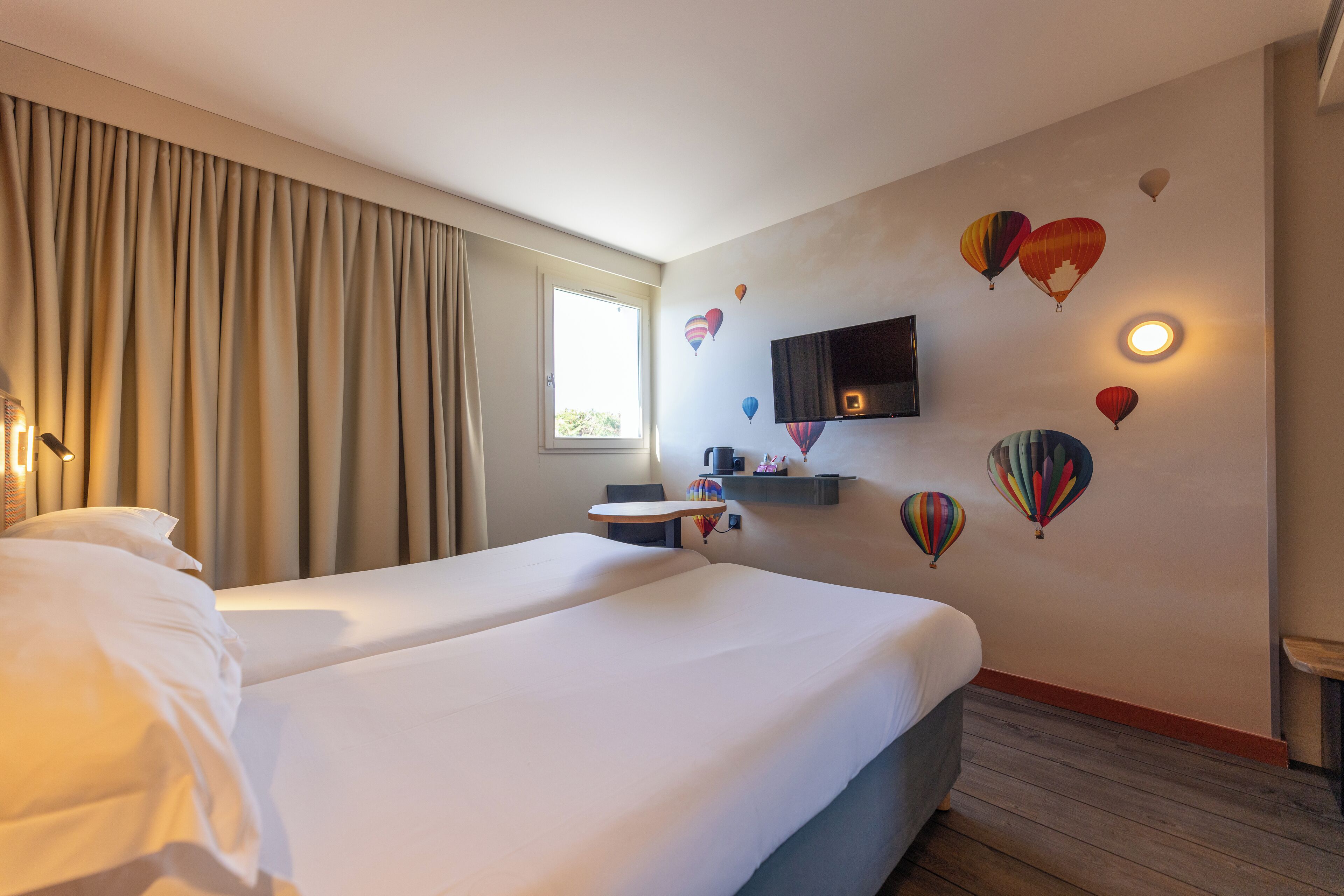 classic room, 2 single beds | down duvets, in-room safe, desk, laptop workspace