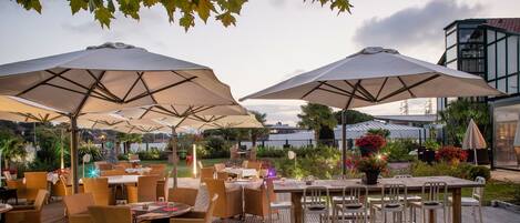 Breakfast, lunch, dinner served; pool views