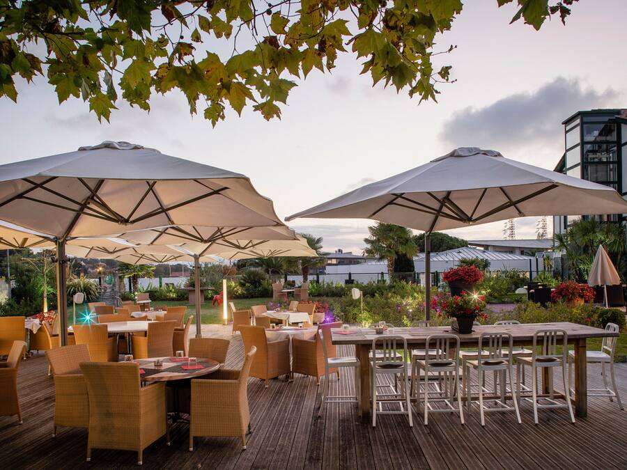 Breakfast, lunch, dinner served; pool views