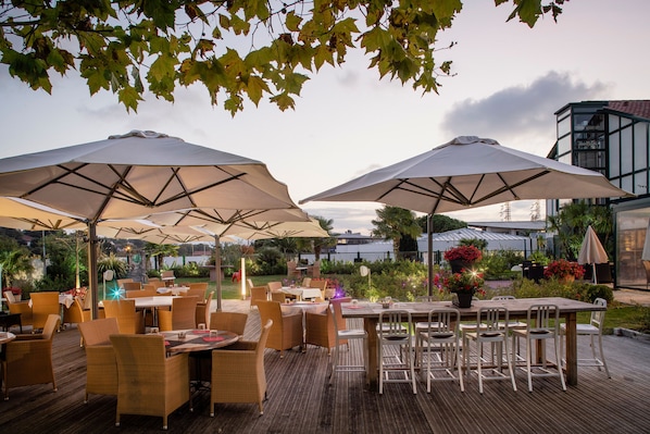 Breakfast, lunch, dinner served; pool views