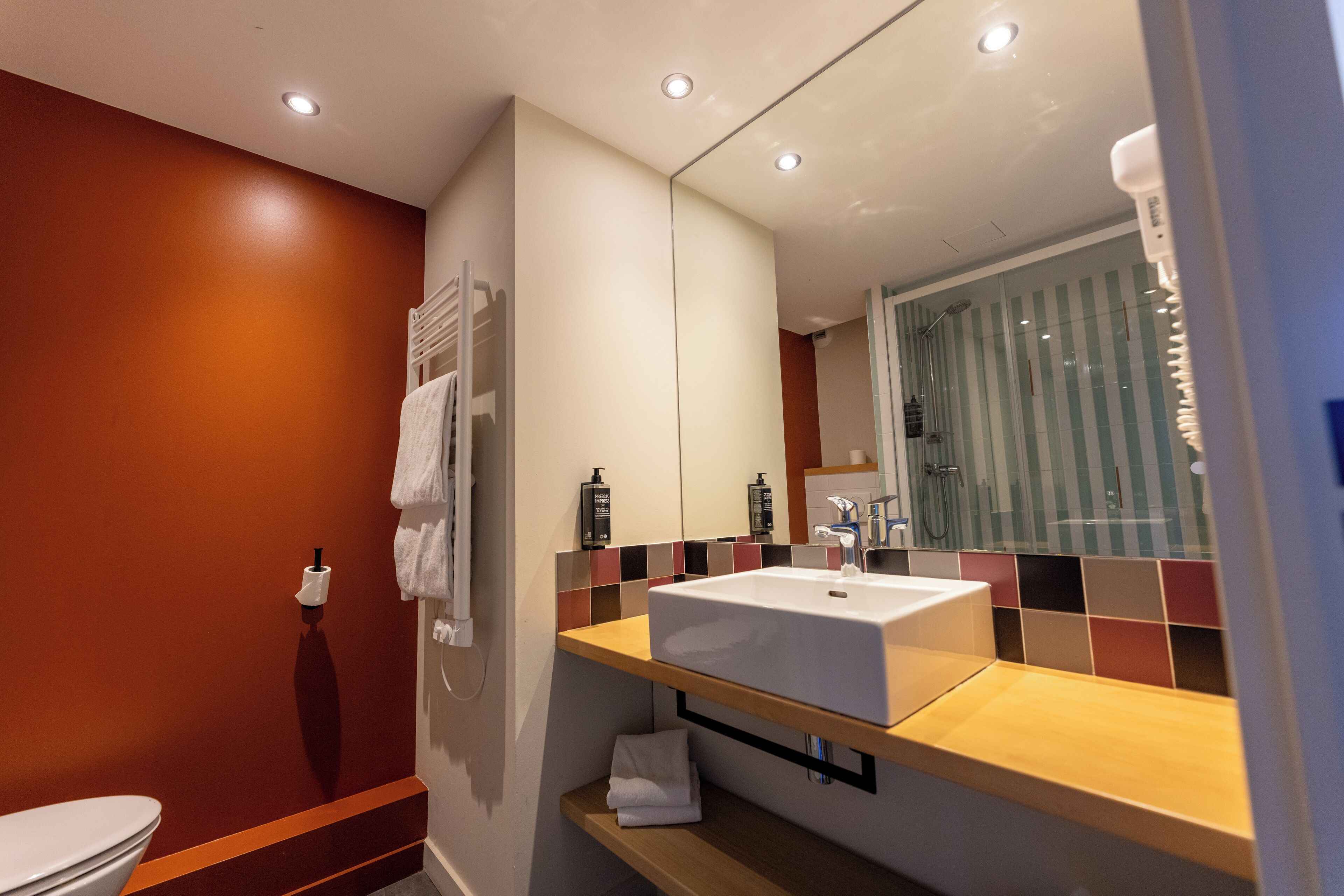 classic room, 2 single beds | bathroom | shower, free toiletries, hair dryer, towels