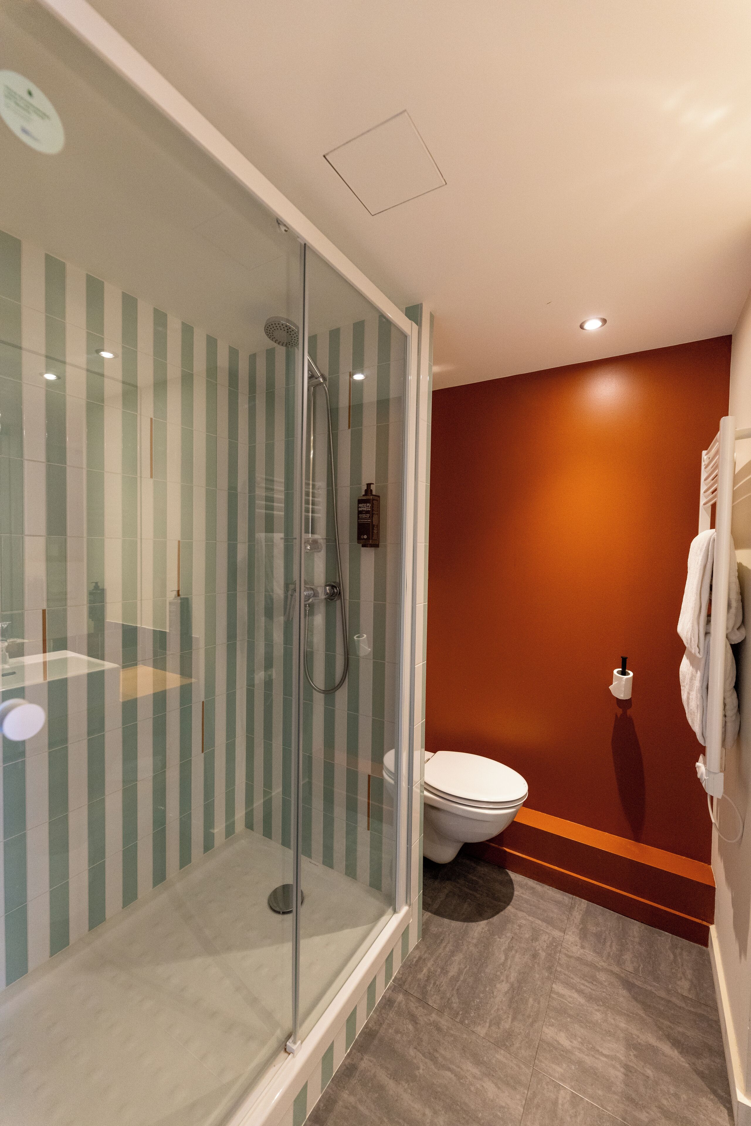 classic room, 2 single beds | bathroom | shower, free toiletries, hair dryer, towels