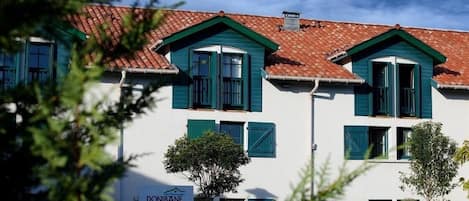 Un bâtiment sur lequel on peut lire l’inscription « Restaurant-hôtel Donibane ».