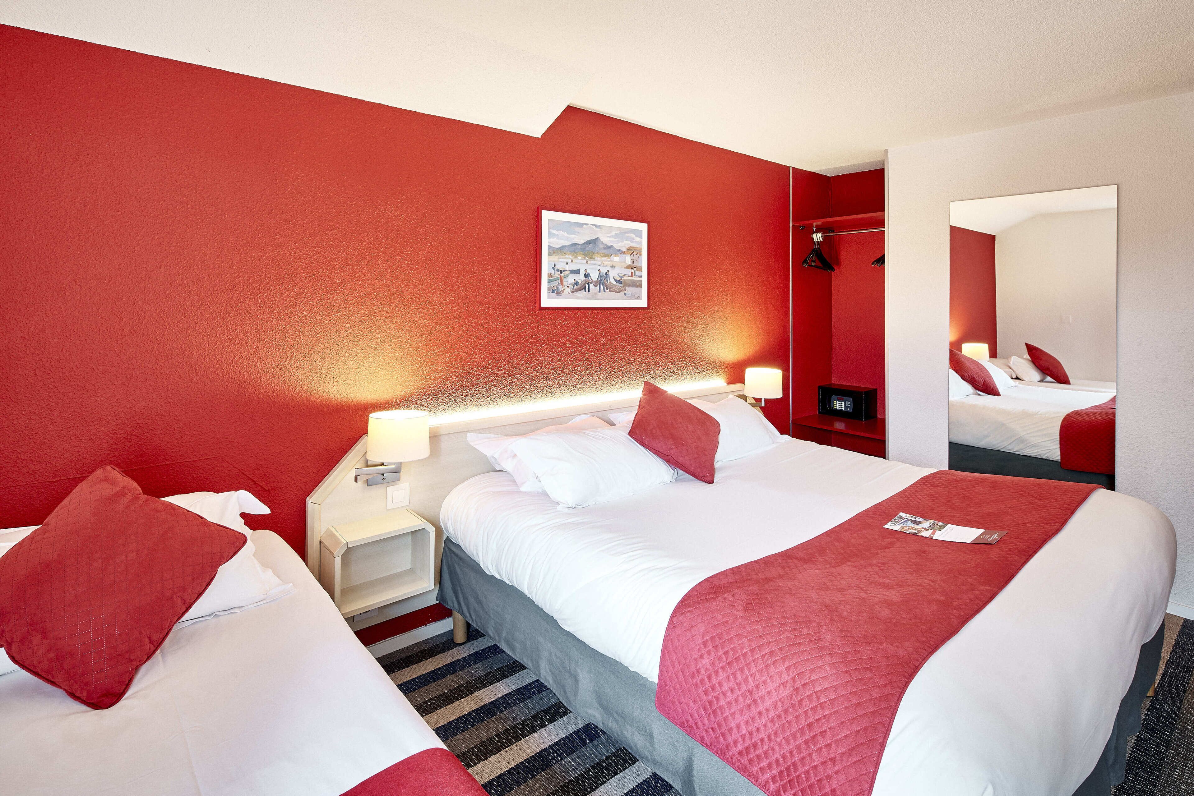 ألحفة محشوة بالريش وخزنة داخل الغرفة ومكتب ومساحة عمل للكمبيوتر المحمول